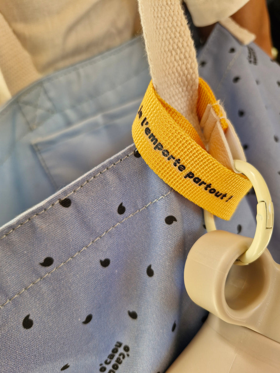 Poignée jaune accrochée à l'anse d'un sac