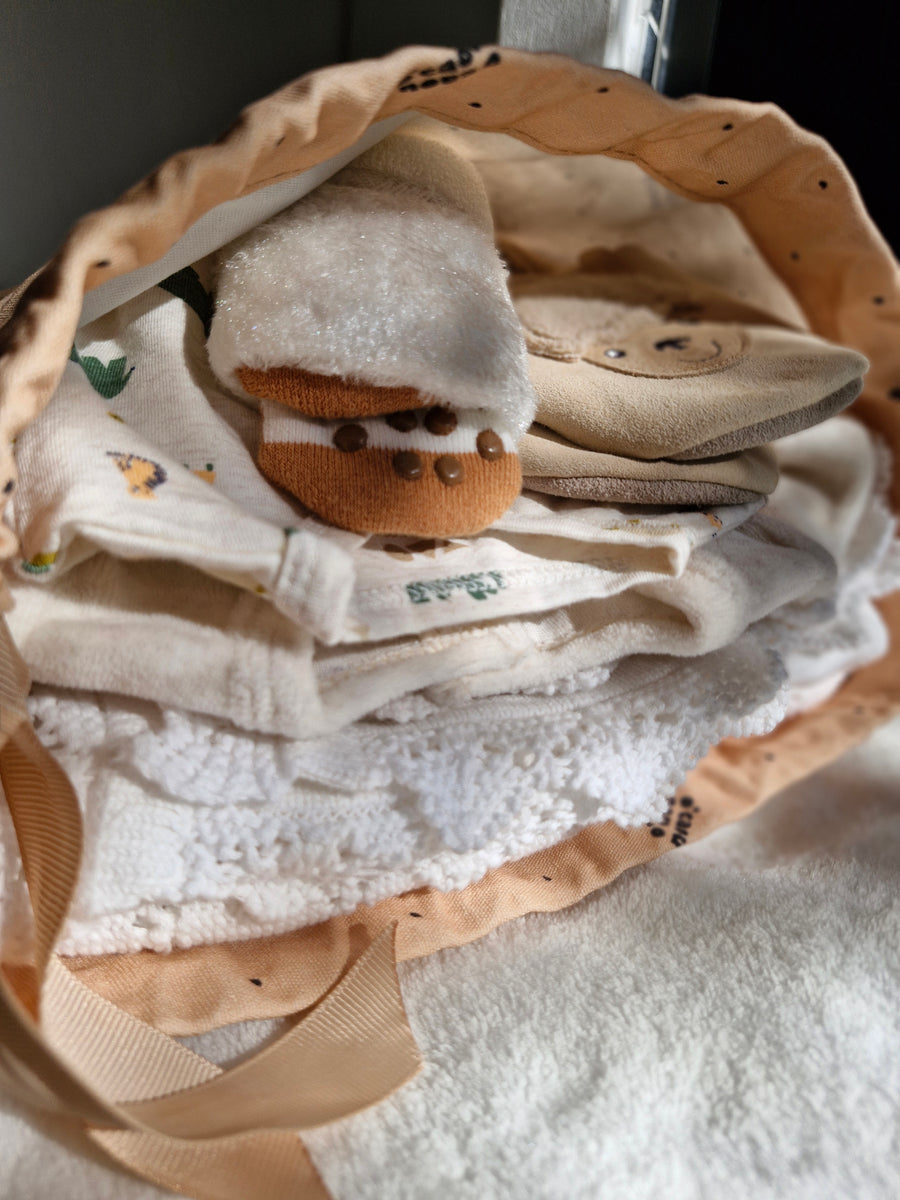 Pochon ouvert, vêtements d'enfant rangés à l'intérieur