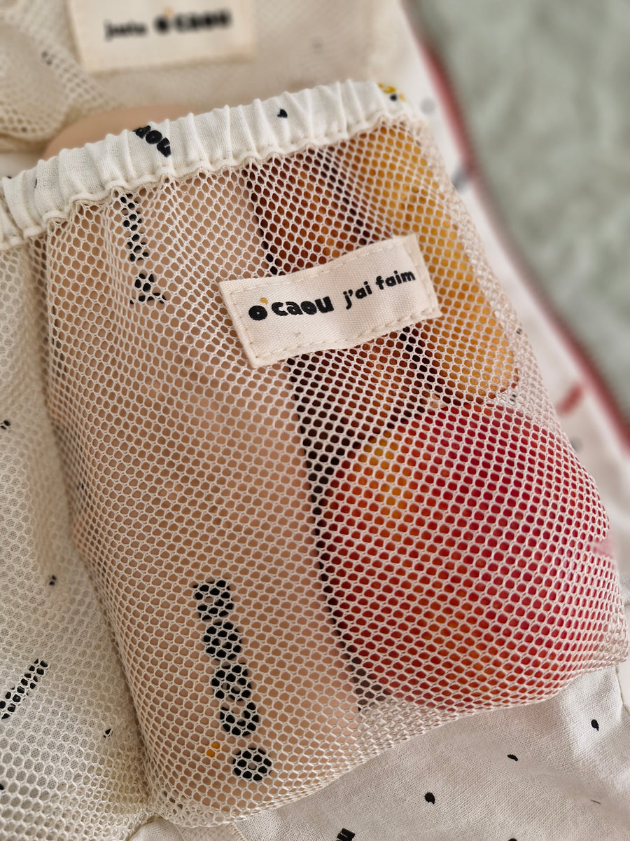 Étui à couverts glissé dans la poche filet du sac