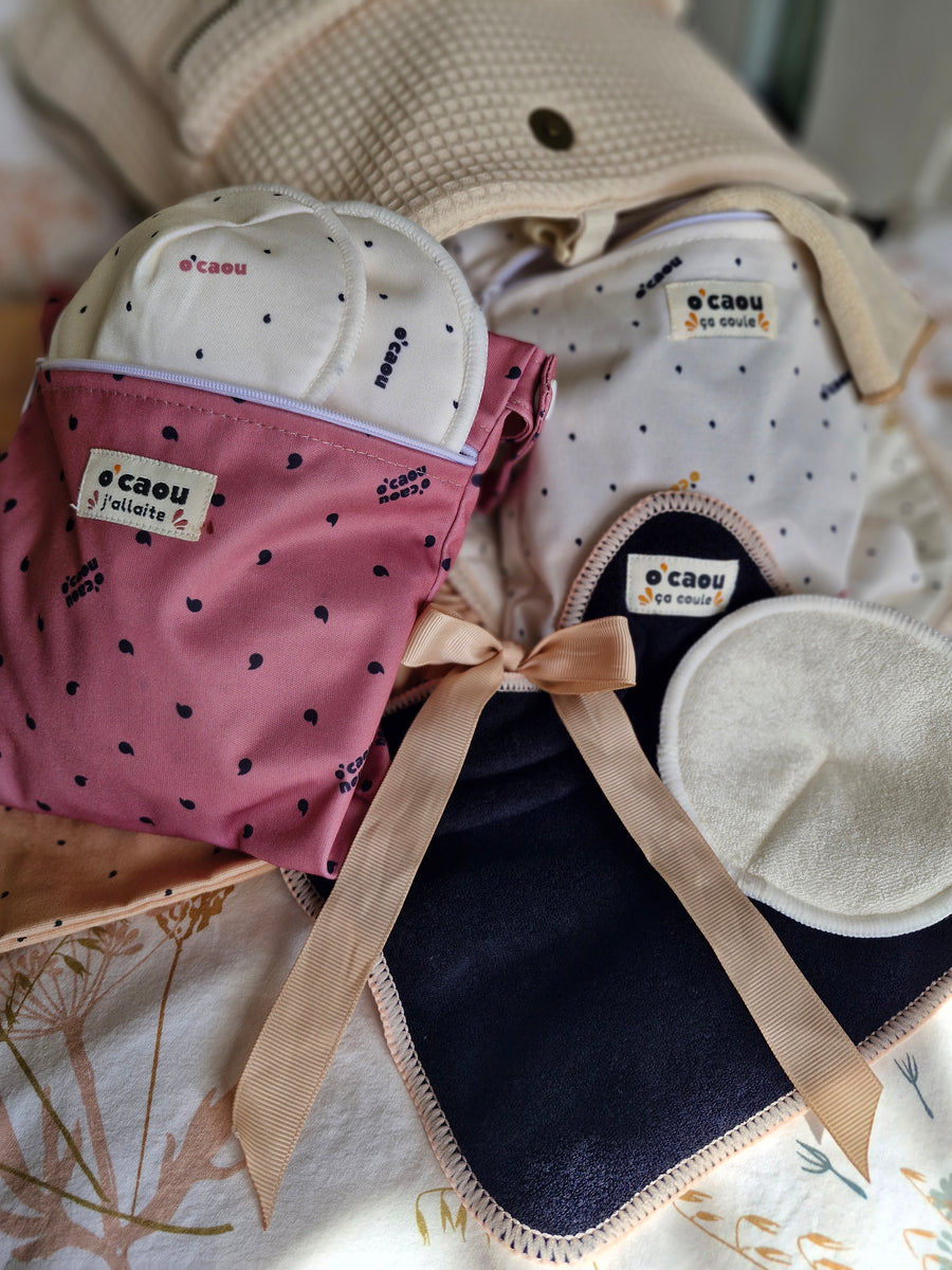 Pochette rose, coussinets d'allaitement et lingettes lavables présentés côte à côte