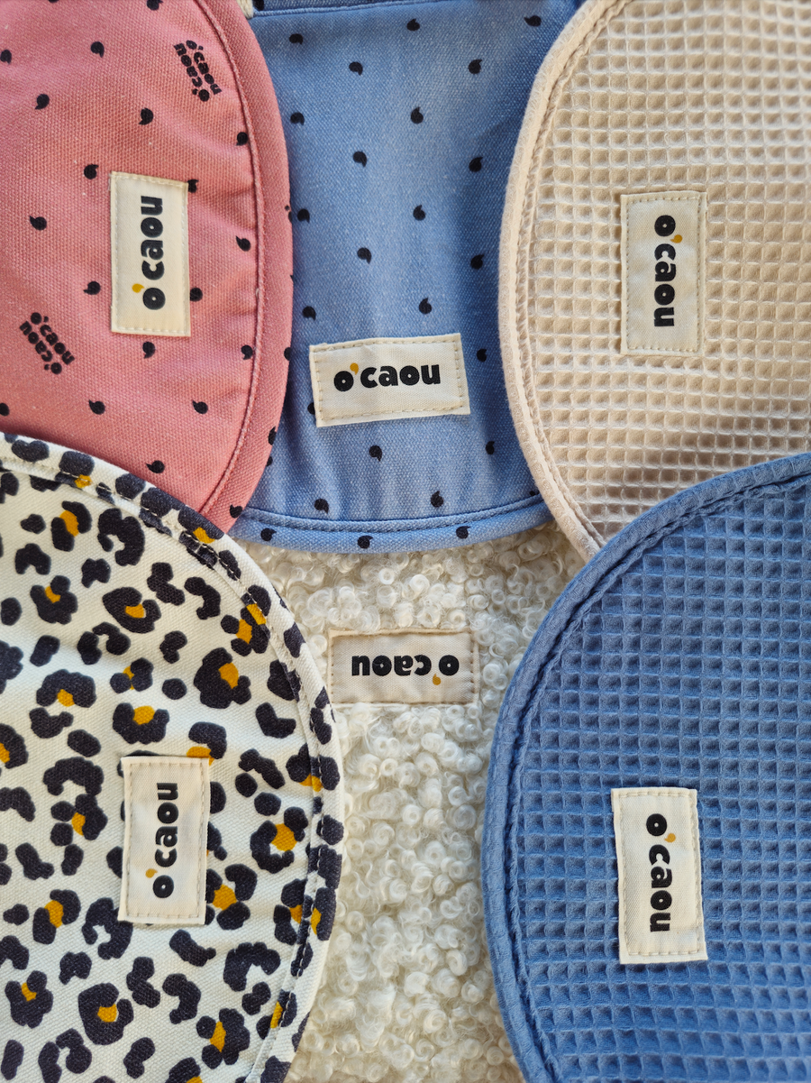 Quatre pochettes de coloris différents posées côte à côte