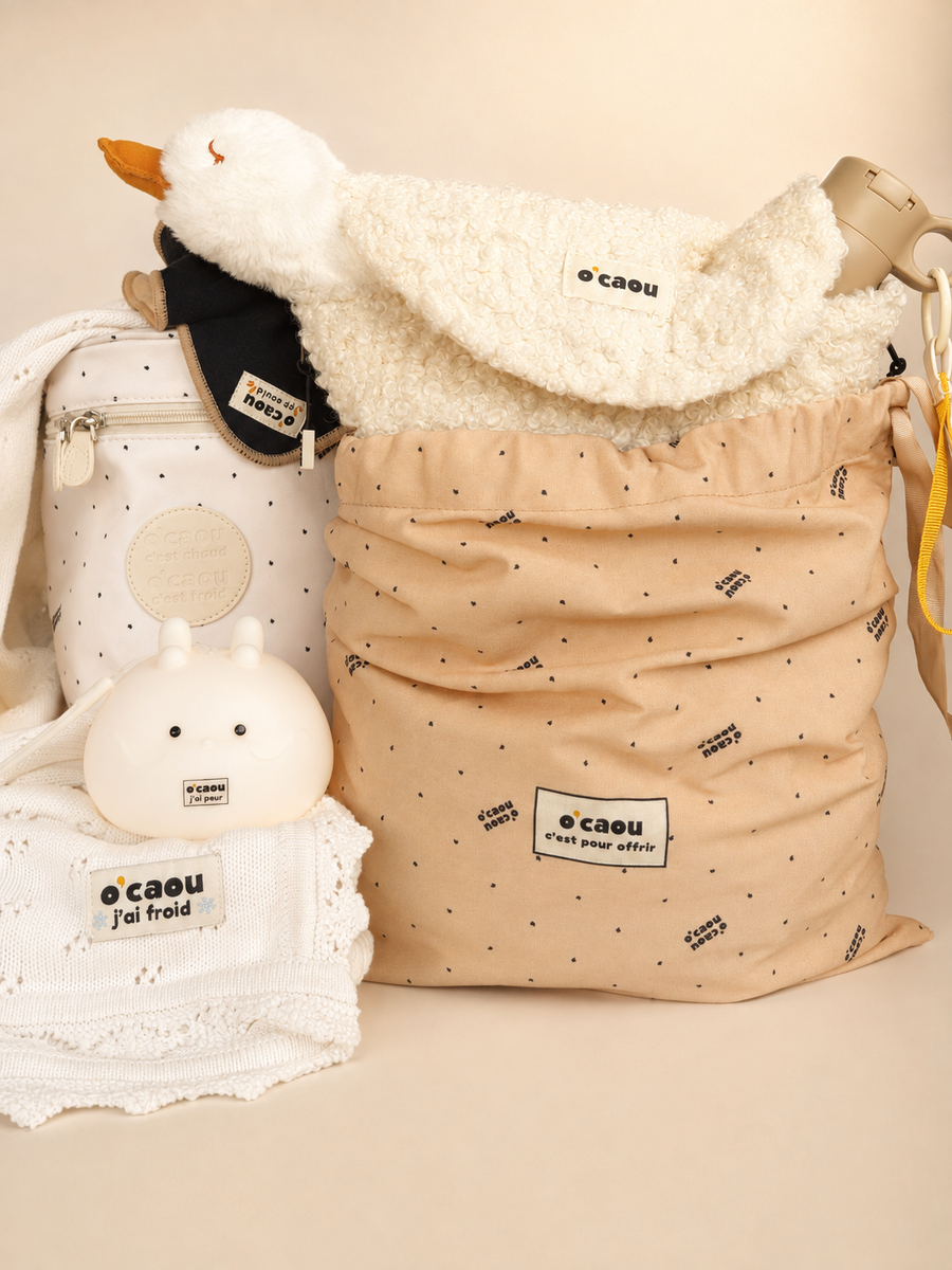 Pochon beige fermé, veilleuse et doudou posés devant