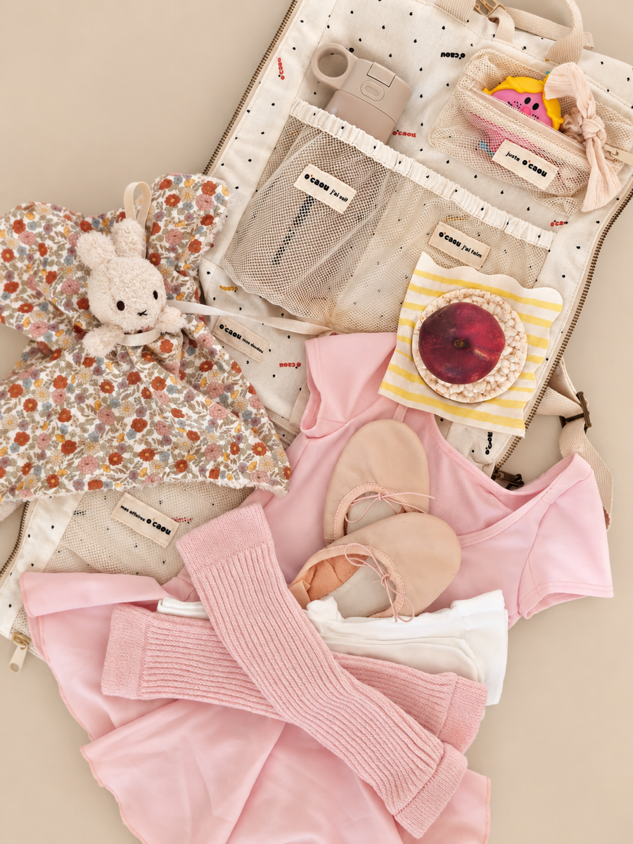 Sac ouvert : doudou, tenue de rechange et chaussons