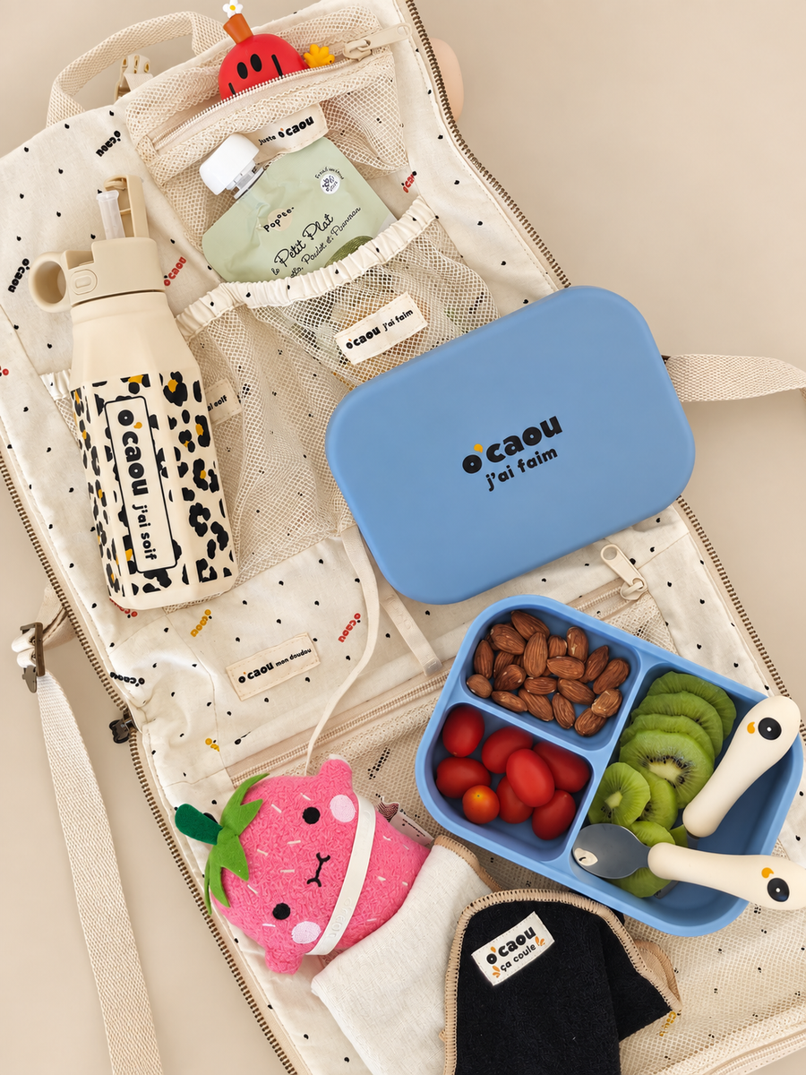 Sac ouvert : gourde, boîte repas et fruits frais