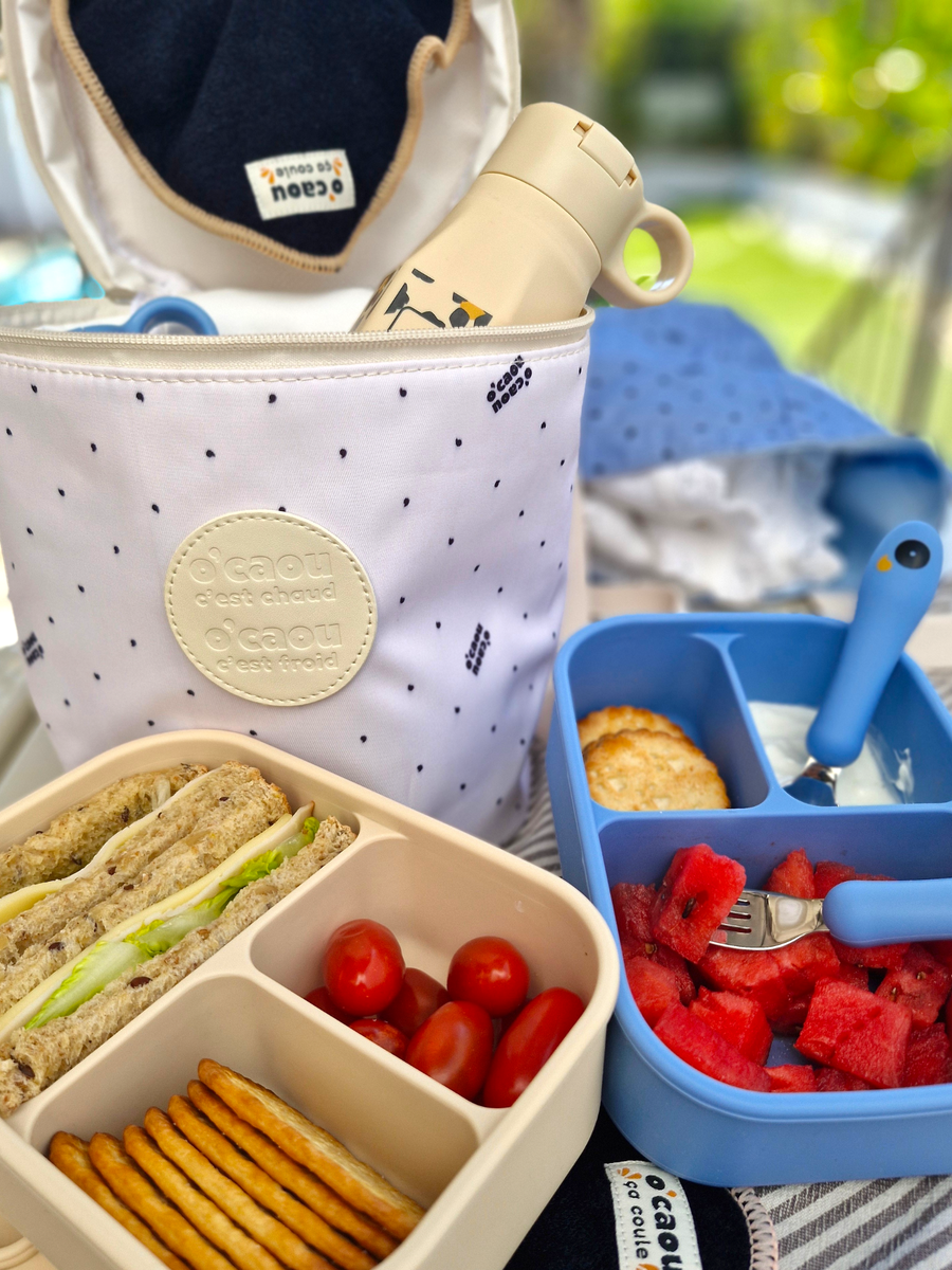 Sac isotherme ouvert avec lunch box, tomates et gressins