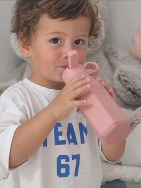Enfant souriante avec le sac léopard ouvert