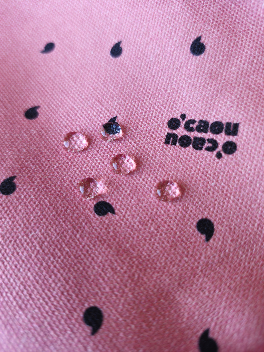 Détails du sac léopard : bretelle réglable, attaches poussette, tissu déperlant