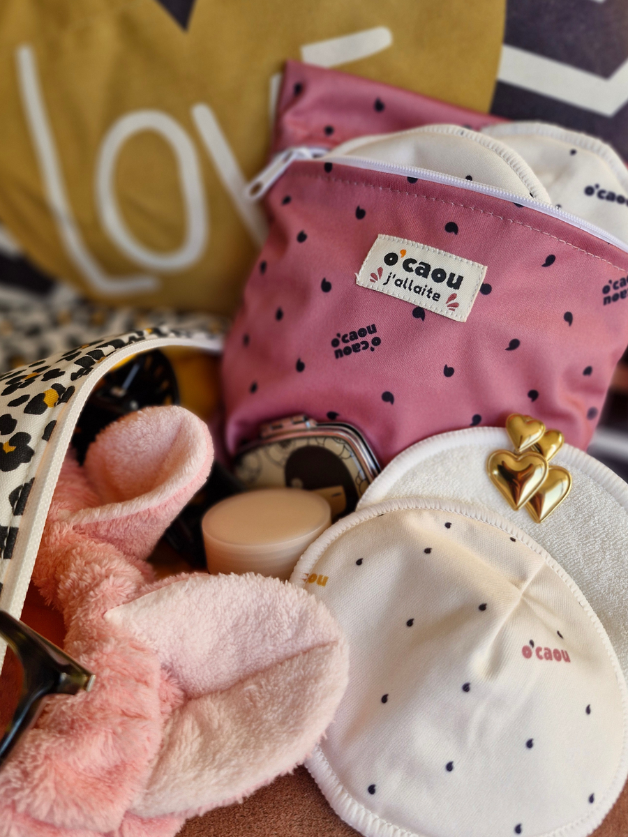 Sac ouvert : pochette rose, doudou et coussinets rangés à l'intérieur