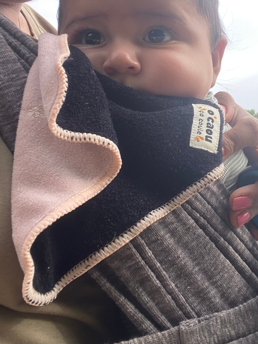 Bébé porté, lingette lavable posée sous son menton