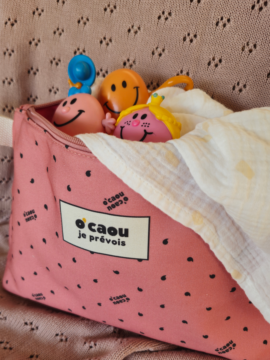 Pochette rose remplie de petits jouets