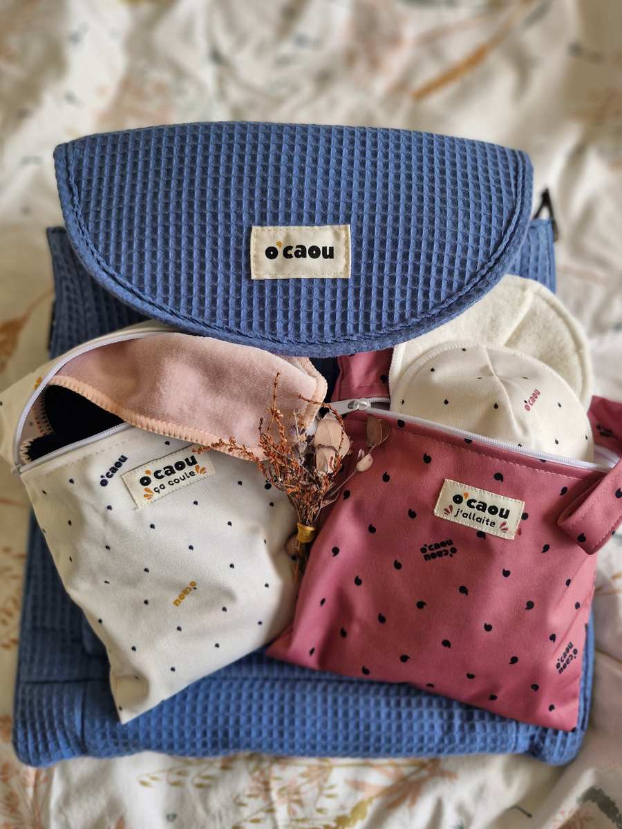 Sac bleu ouvert : pochette rose, lingettes et coussinets rangés dedans