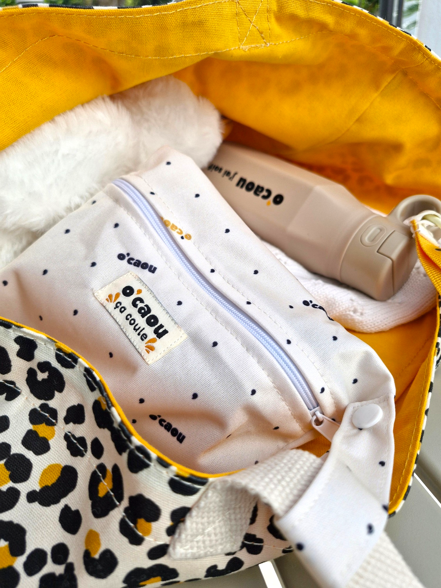 Pochette imperméable des lingettes rangée dans un cabas léopard