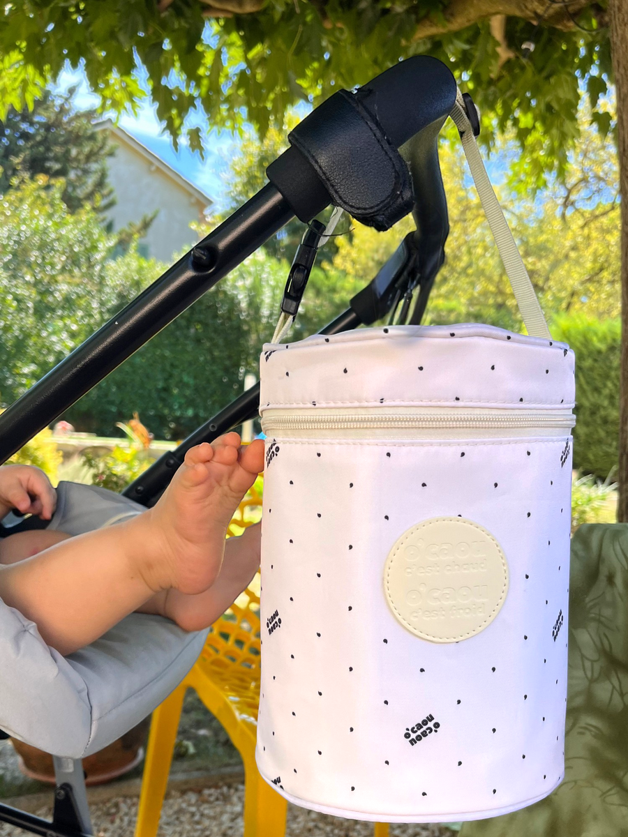 Sac isotherme accroché à la poussette par sa sangle, en extérieur