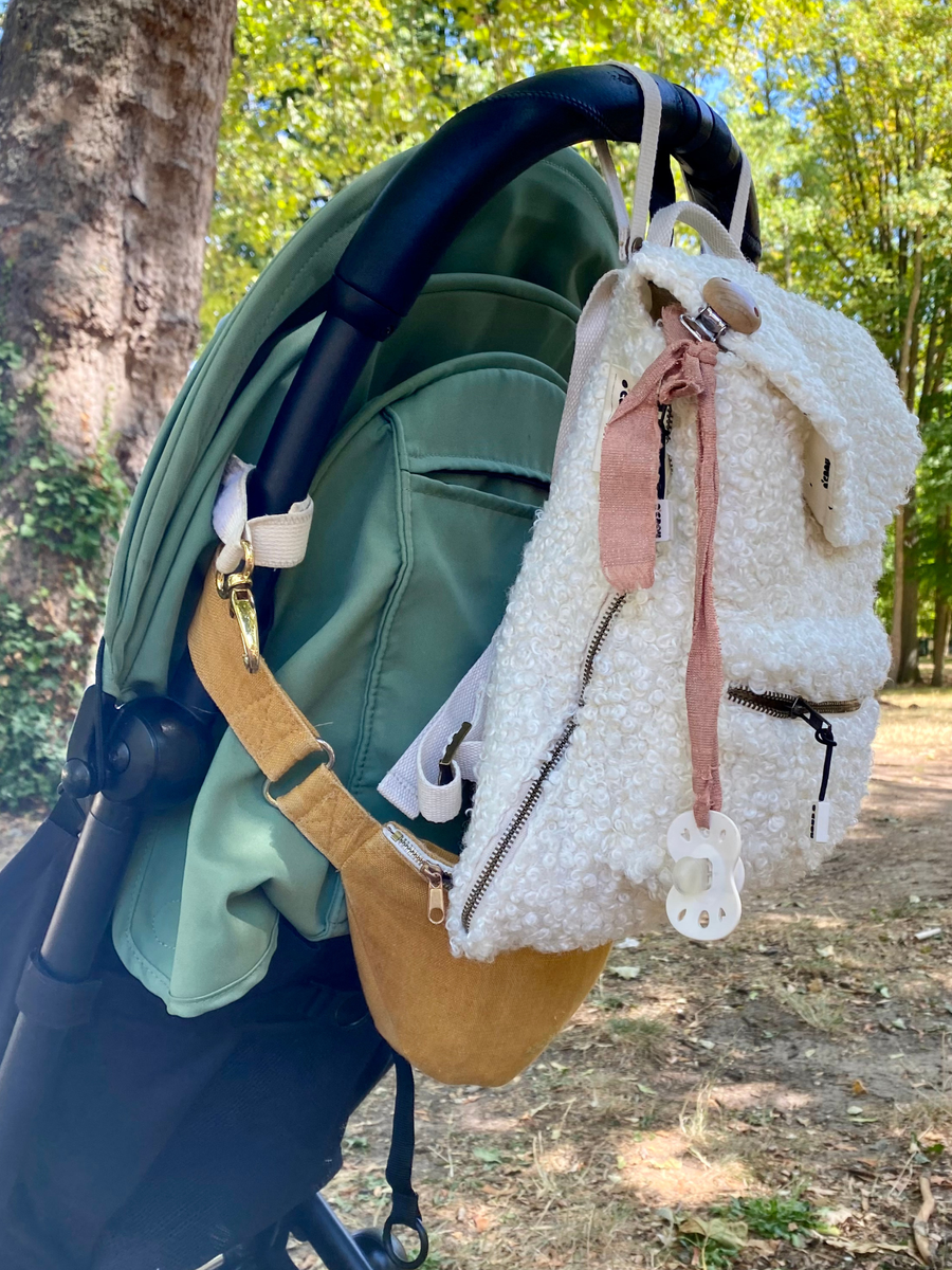 Sac accroché à une poussette