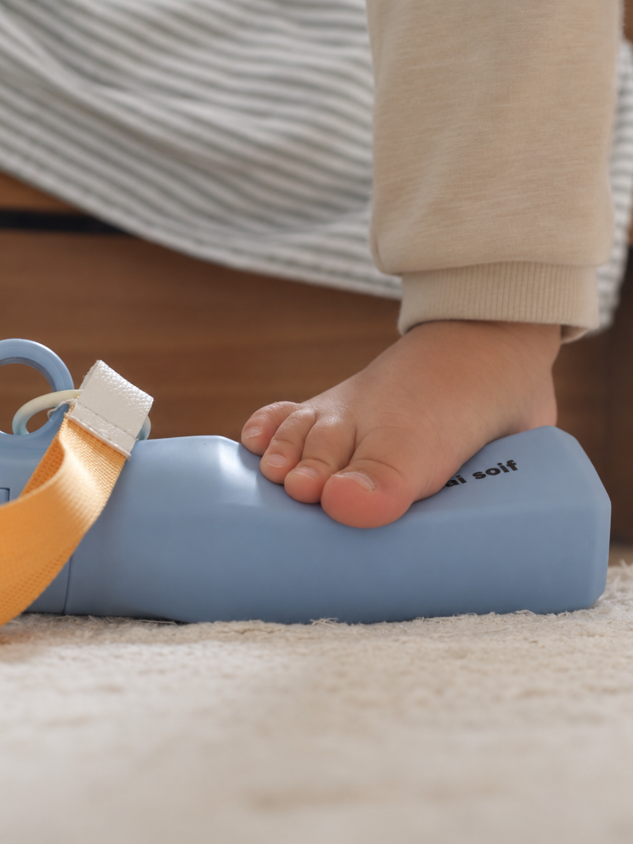 Enfant qui boit à sa gourde léopard